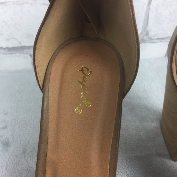 Qupid Tan Chiunky Heel Ankle Strap Sandal Size 10 - Picture 3 of 8